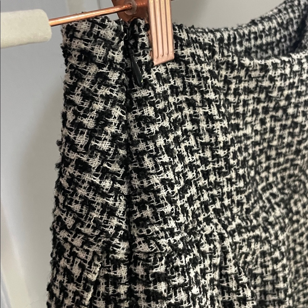 H&M Black & White Textured Pleated Skirt | 2 - Picture 4 of 8